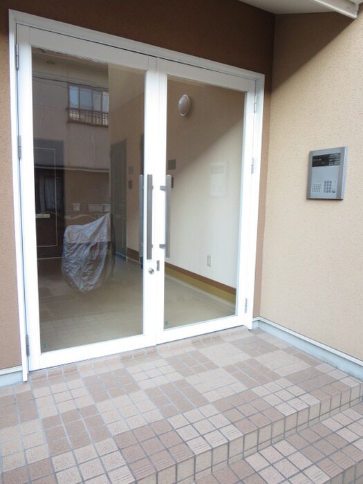 物件外観写真2　(エントランス部分)
