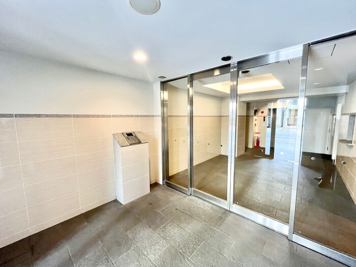 物件外観写真3　(エントランス部分)