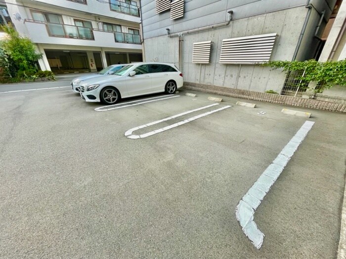 物件外観写真4　(駐車場)