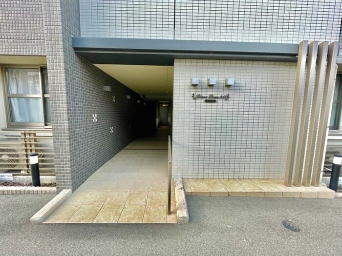 物件外観写真5　(エントランス部分)