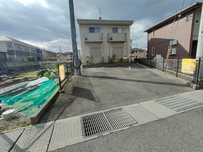 物件外観写真4　(駐車場)