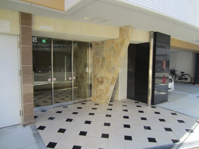 物件外観写真3　(エントランス部分)