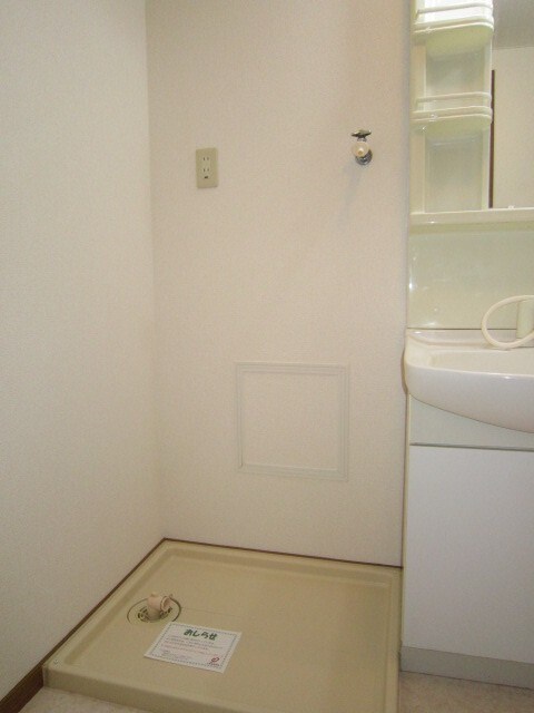 物件内観写真12　(洗濯機置場)