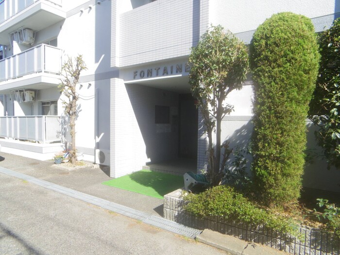 物件外観写真3　(エントランス部分)