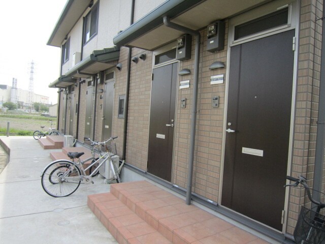 物件外観写真2　(エントランス部分)