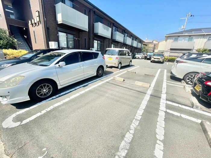 物件外観写真4　(駐車場)