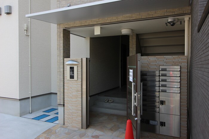 物件外観写真3　(エントランス部分)