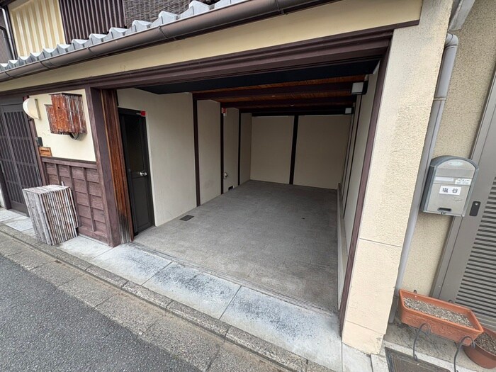 物件外観写真3　(駐車場)