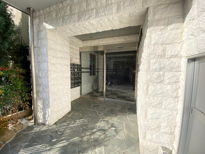 物件外観写真4　(エントランス部分)