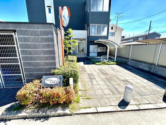 物件外観写真2　(エントランス部分)