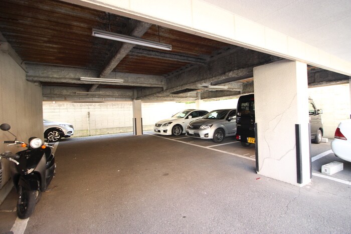 物件外観写真4　(駐車場)