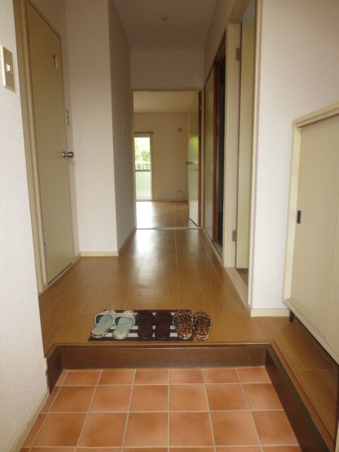 物件内観写真4　(玄関)