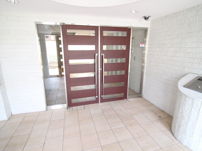 物件外観写真2　(エントランス部分)