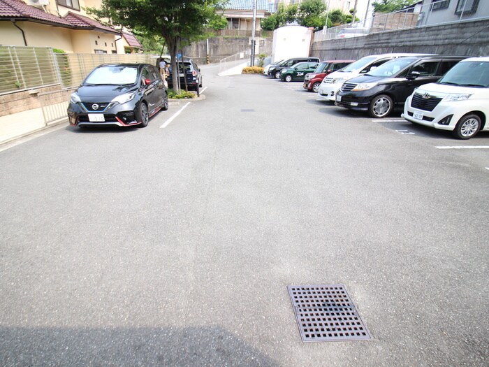 物件外観写真4　(駐車場)