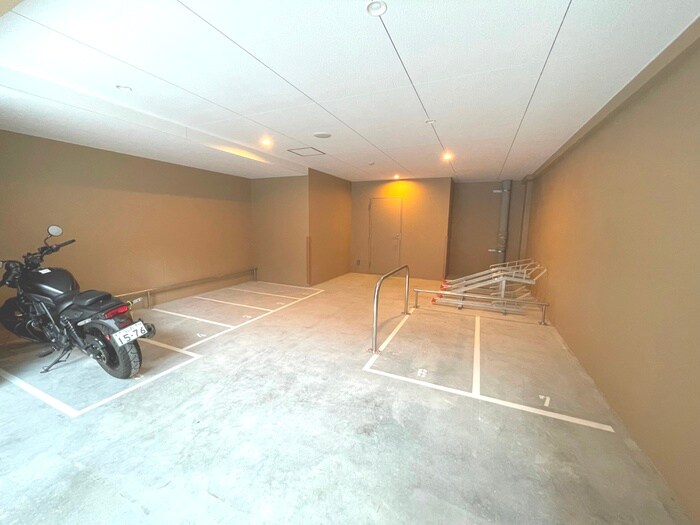 物件外観写真4　(バイク置き場)