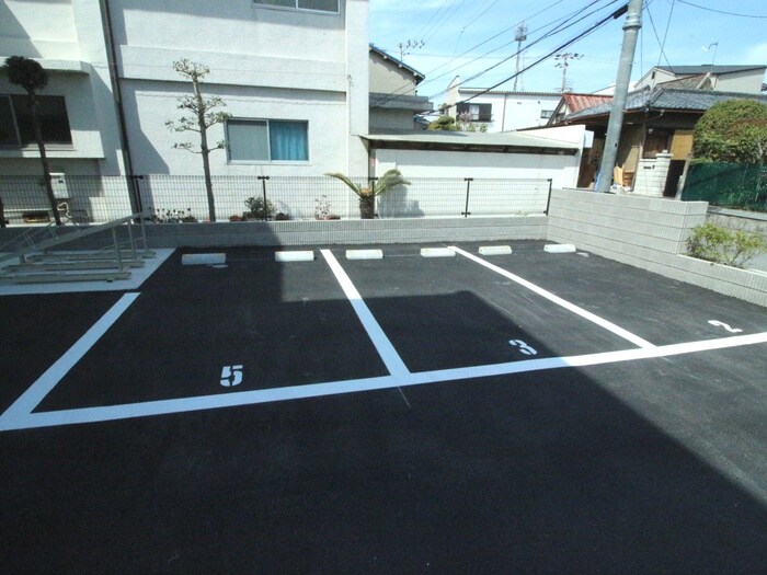 物件外観写真4　(駐車場)
