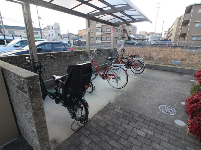 物件外観写真4　(駐輪場)