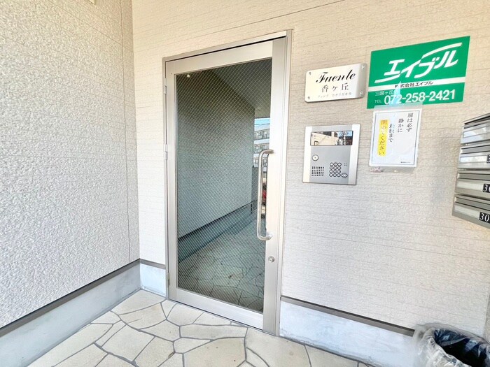 物件外観写真2　(エントランス部分)