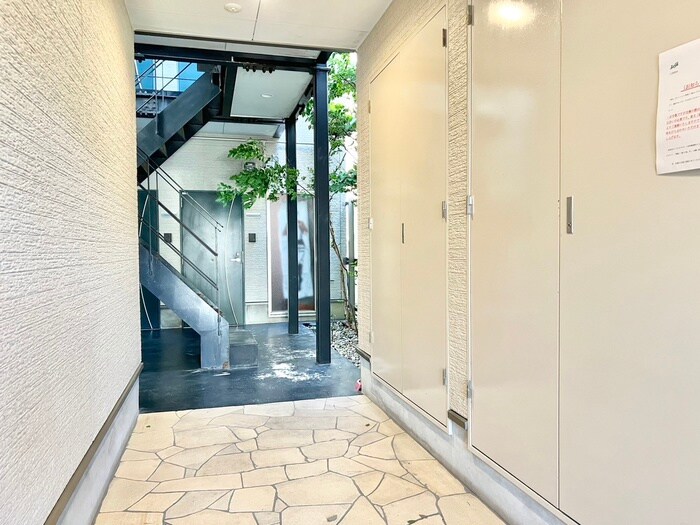 物件外観写真3　(エントランス部分)