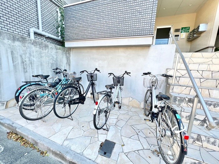 物件外観写真4　(駐輪場)