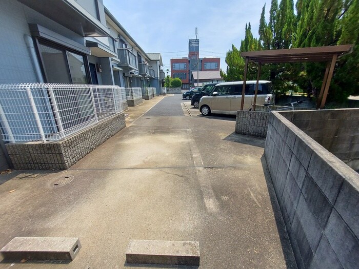 物件外観写真3　(駐車場)