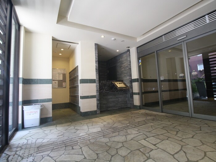 物件外観写真4　(エントランス部分)