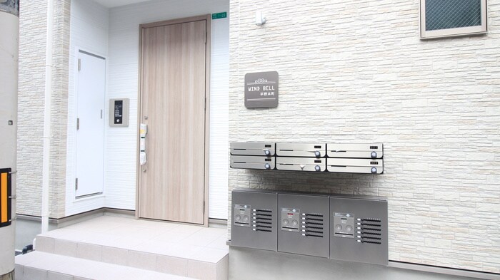 物件外観写真2　(エントランス部分)