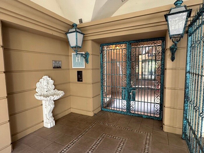 物件外観写真4　(エントランス部分)