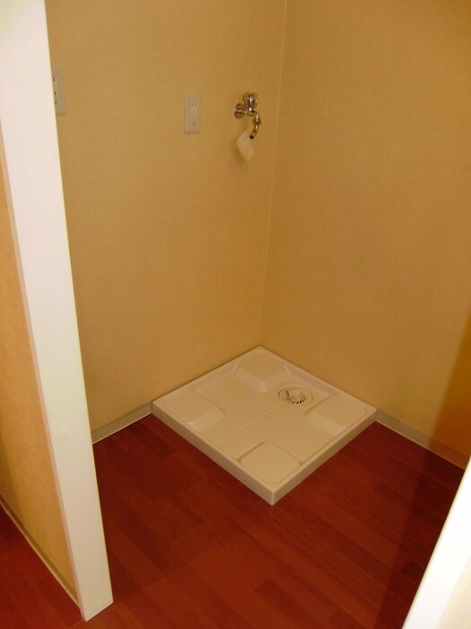 物件内観写真14　(洗濯機置場)