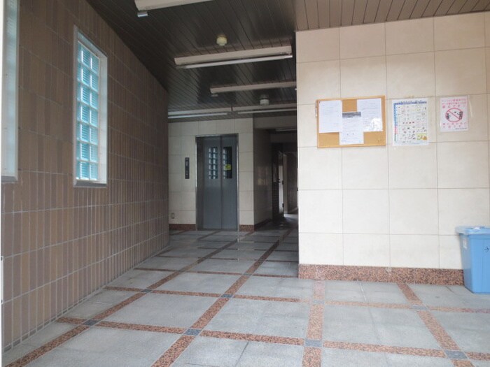 物件外観写真2　(エントランス部分)