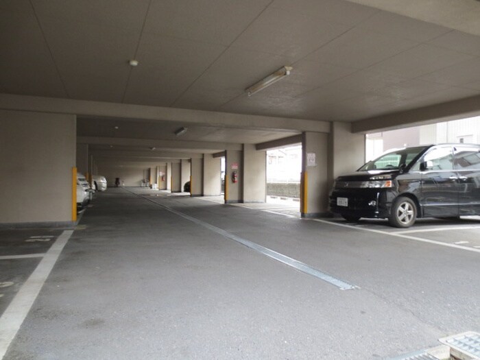 物件外観写真3　(駐車場)