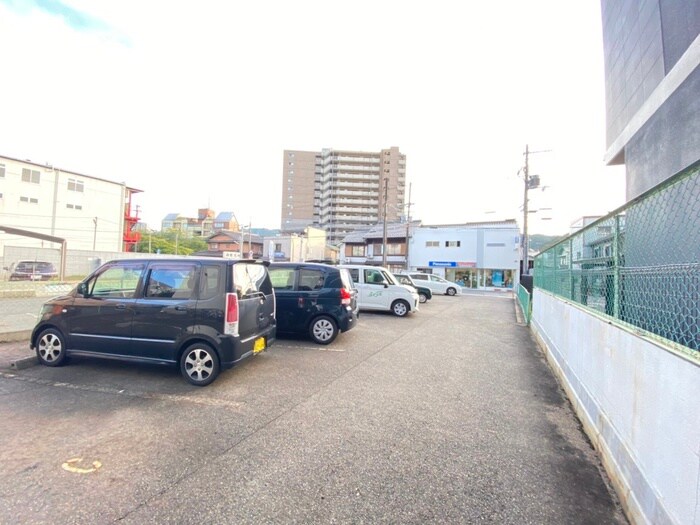 物件外観写真2　(駐車場)