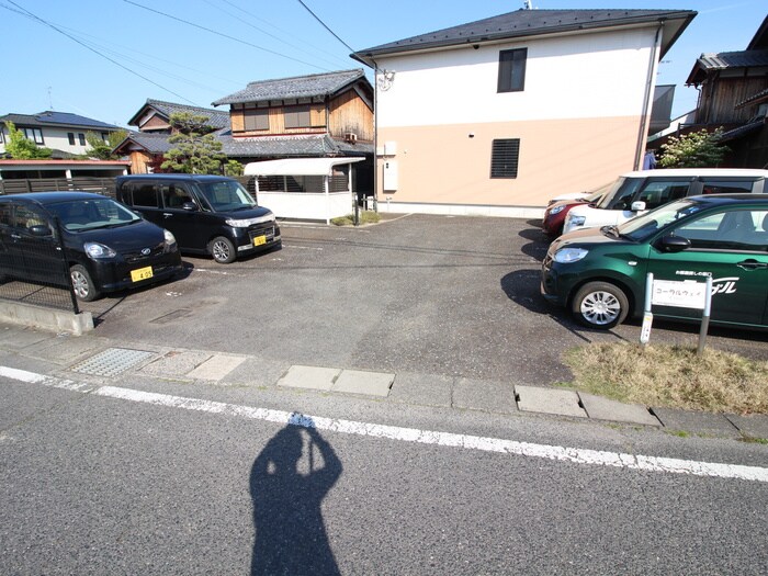 物件外観写真2　(駐車場)