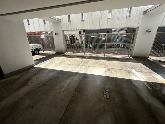 物件外観写真3　(駐車場)