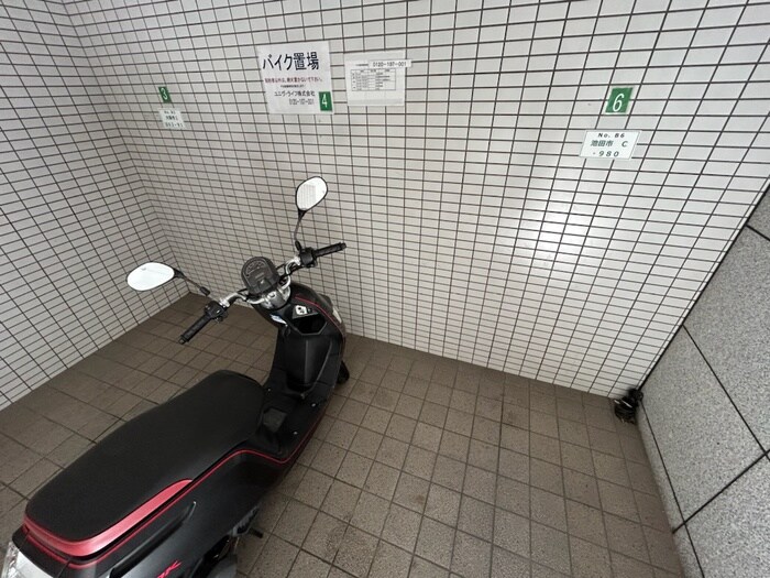 物件外観写真4　(バイク置き場)