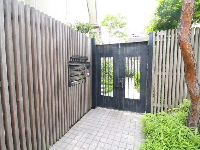 物件外観写真4　(エントランス部分)