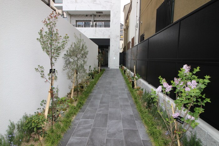 物件外観写真3　(エントランス部分)