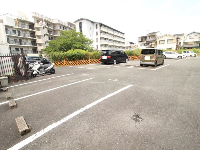 物件外観写真5　(駐車場)