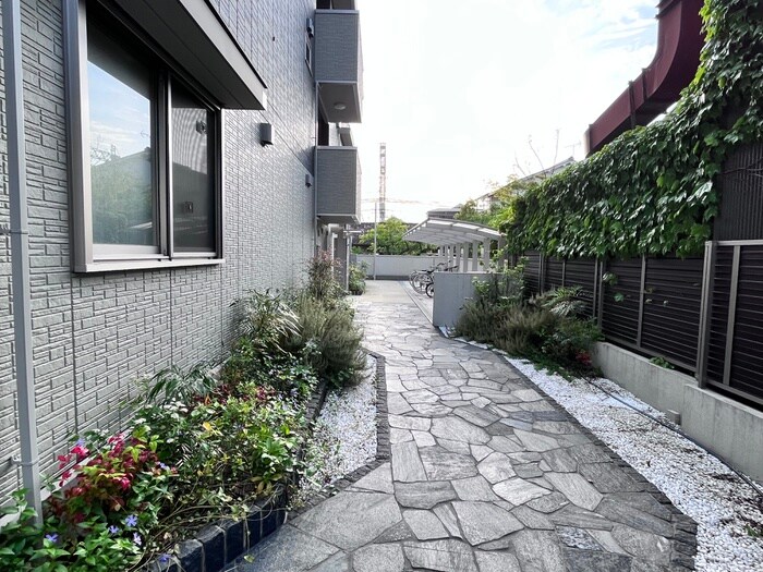 物件外観写真2　(エントランス部分)