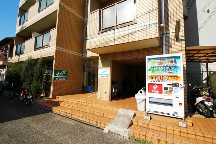 物件外観写真3　(エントランス部分)