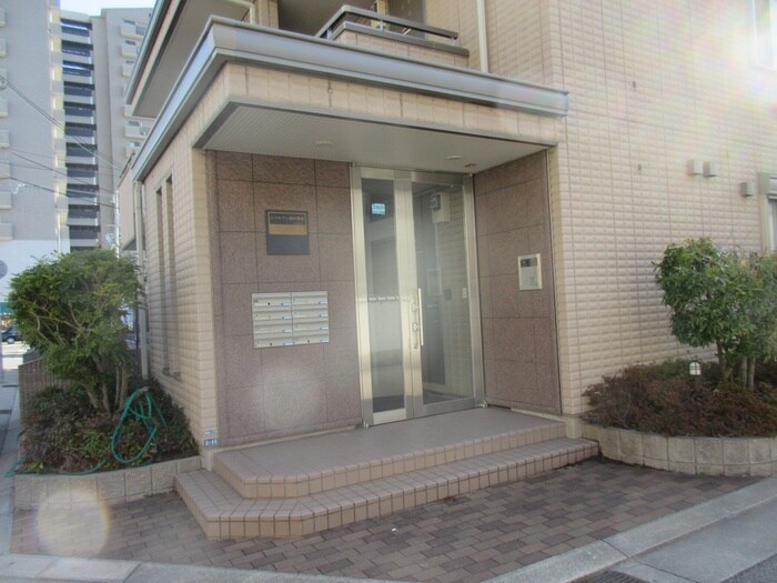 物件外観写真3　(エントランス部分)