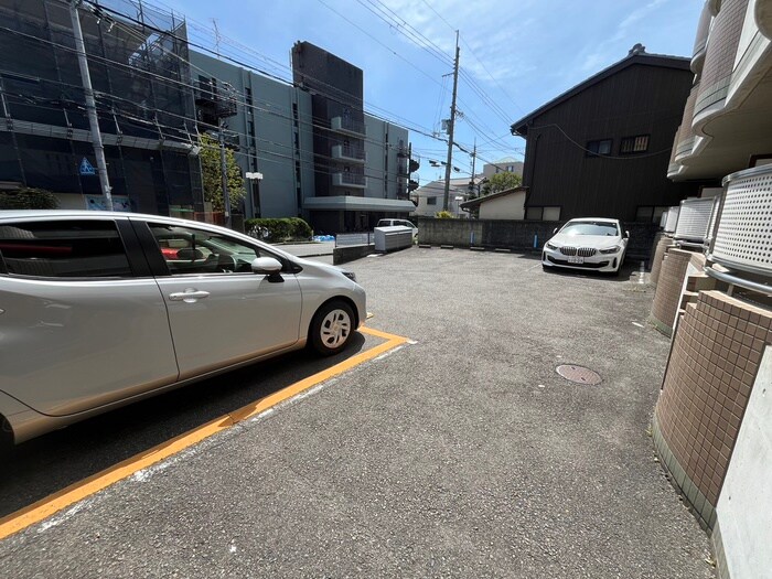 物件外観写真6　(駐車場)