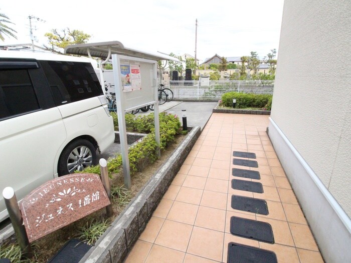 物件外観写真2　(エントランス部分)