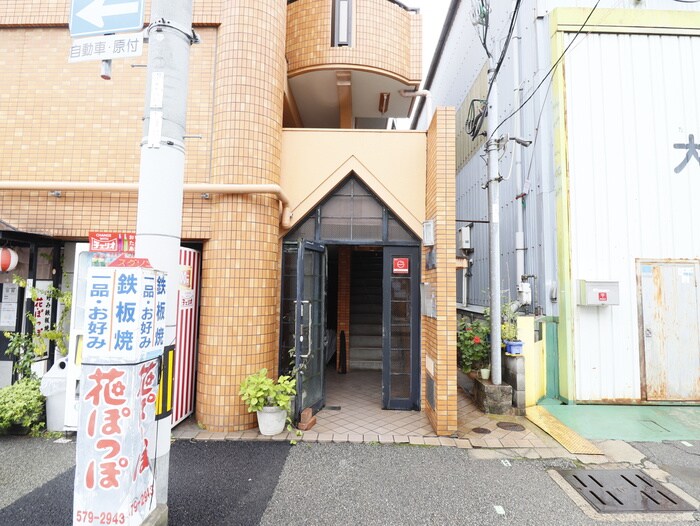 物件外観写真2　(エントランス部分)