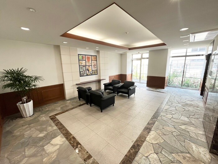 物件外観写真2　(エントランス部分)