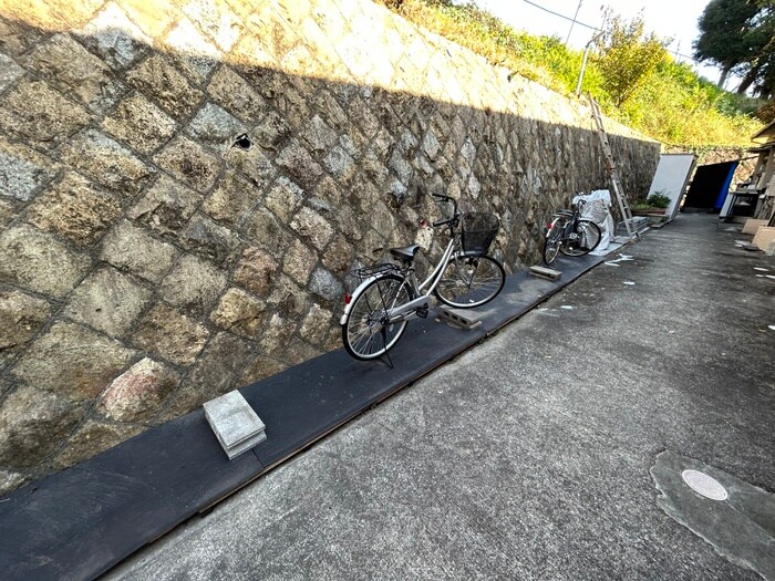 物件外観写真3　(駐輪場)
