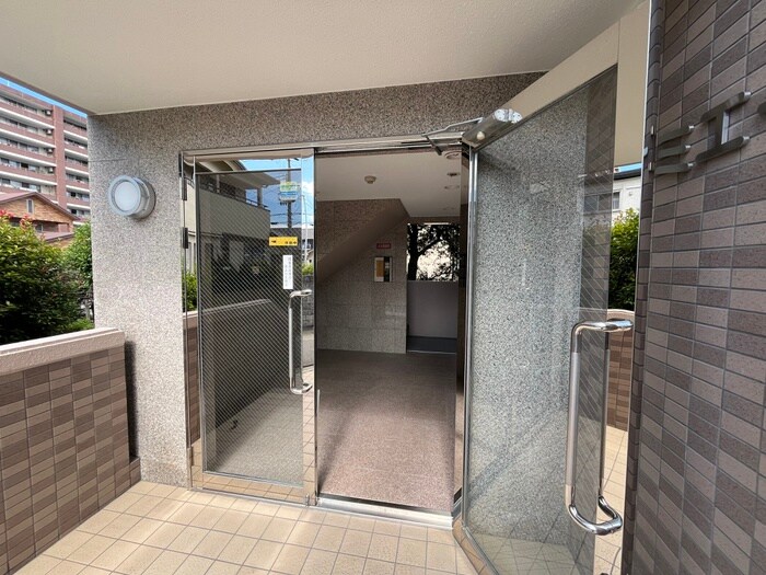 物件外観写真3　(エントランス部分)