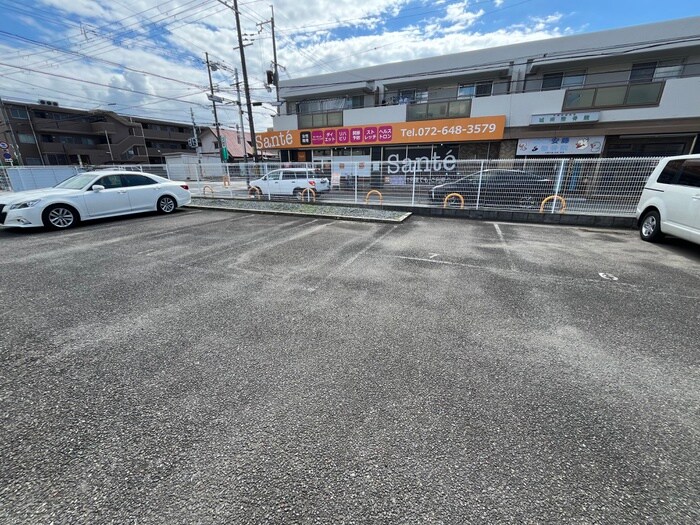物件外観写真4　(駐車場)