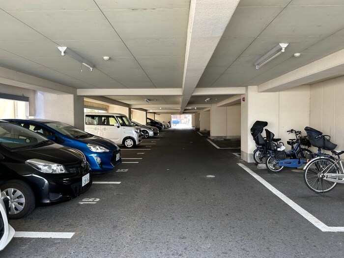 物件外観写真4　(駐車場)