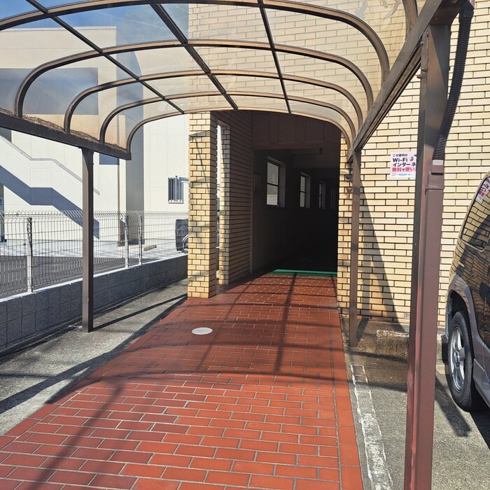 物件外観写真4　(エントランス部分)